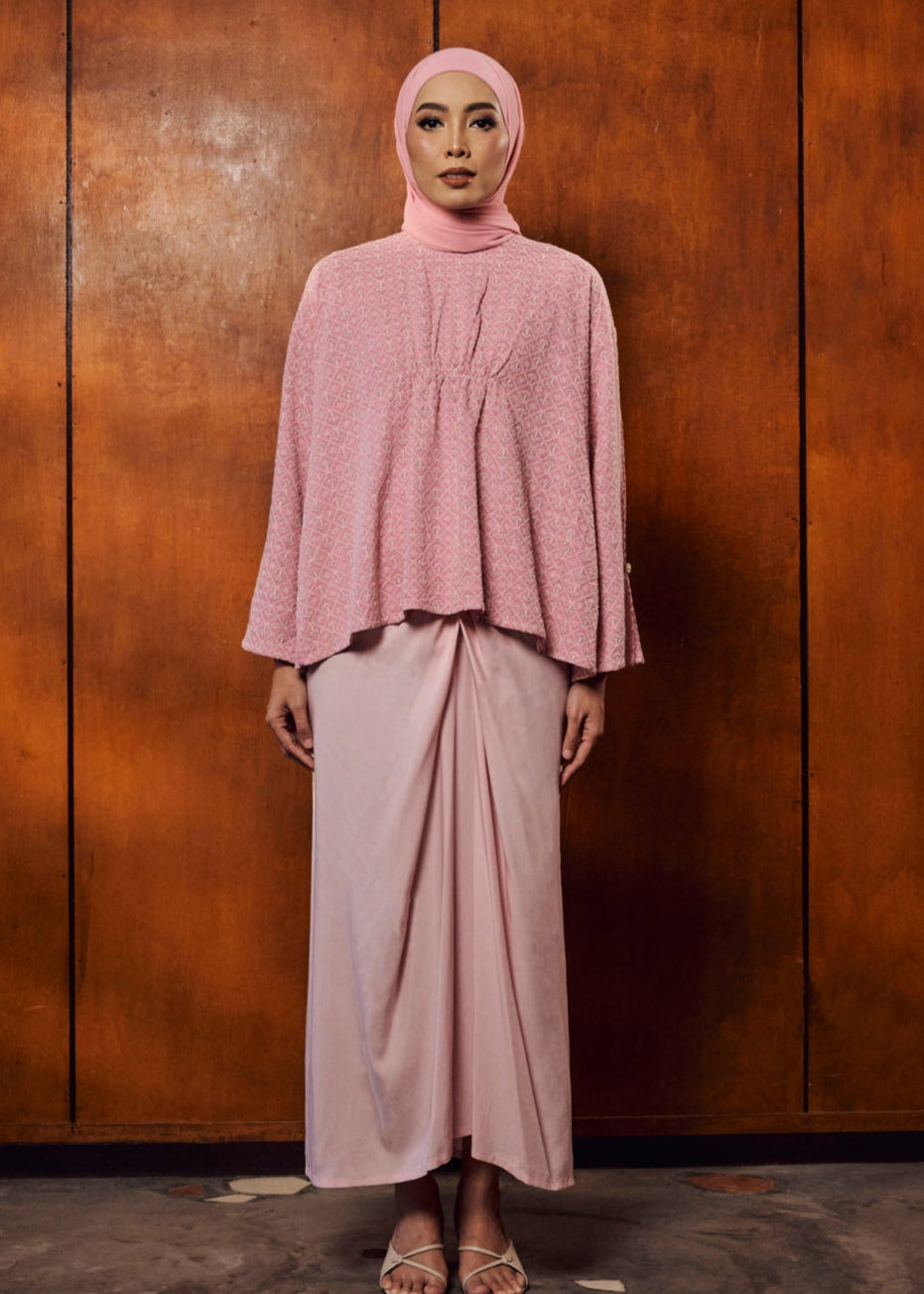 TERBIT TERANG: DEWI IN MERAH JAMBU