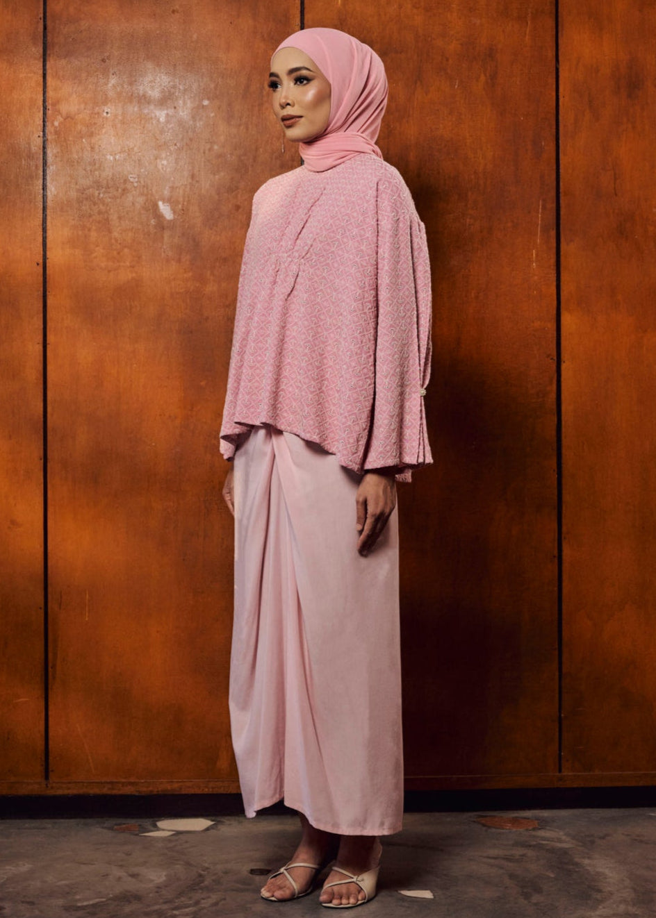 TERBIT TERANG: DEWI IN MERAH JAMBU