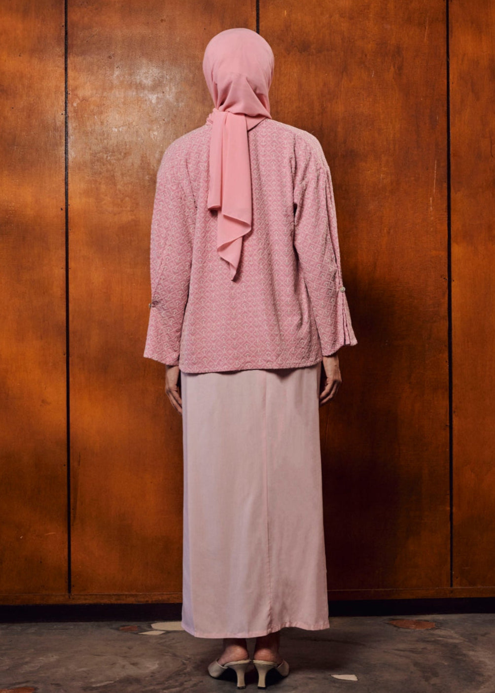 TERBIT TERANG: DEWI IN MERAH JAMBU