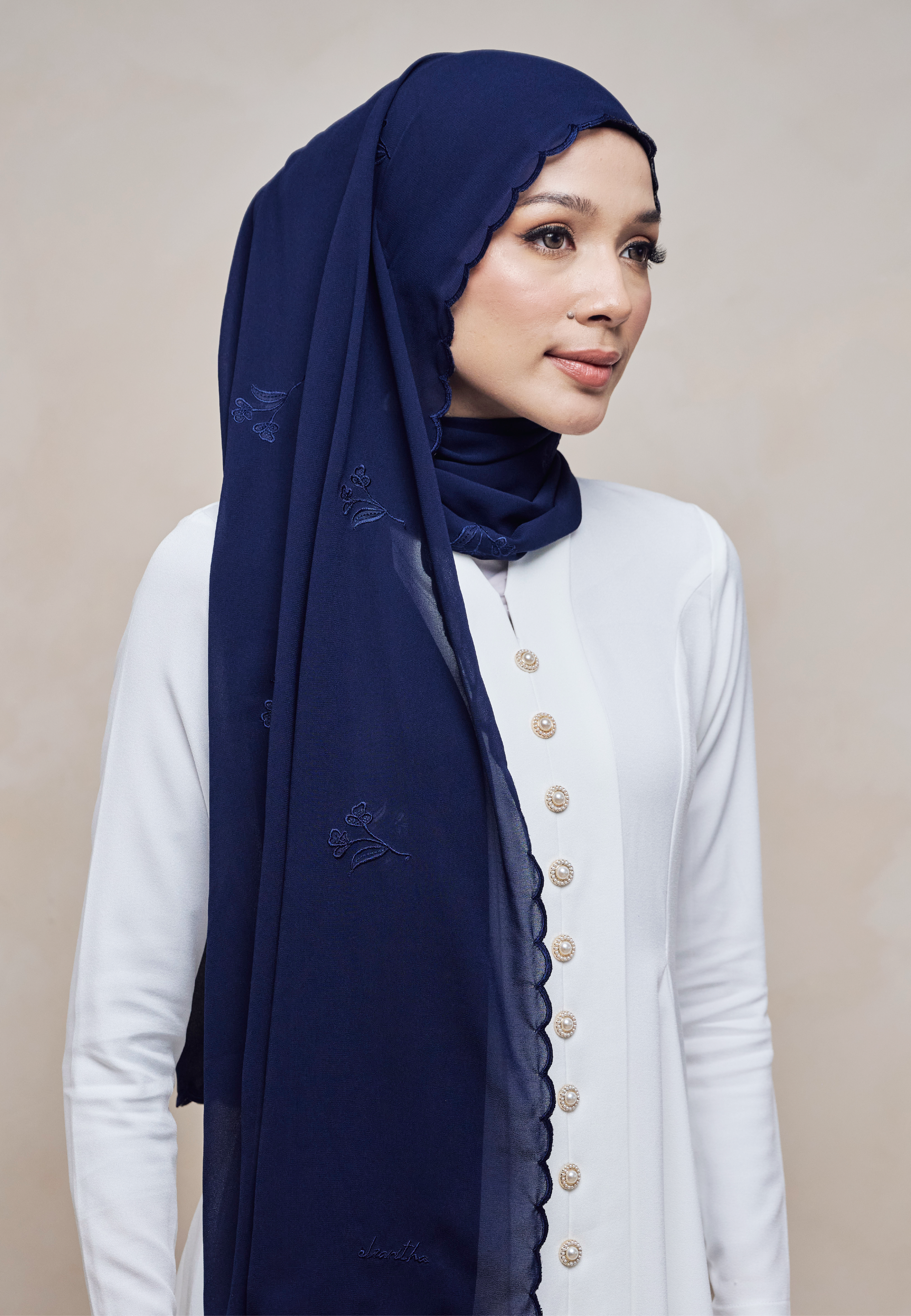 KUNTUM LOOSE SHAWL IN BIRU GELAP