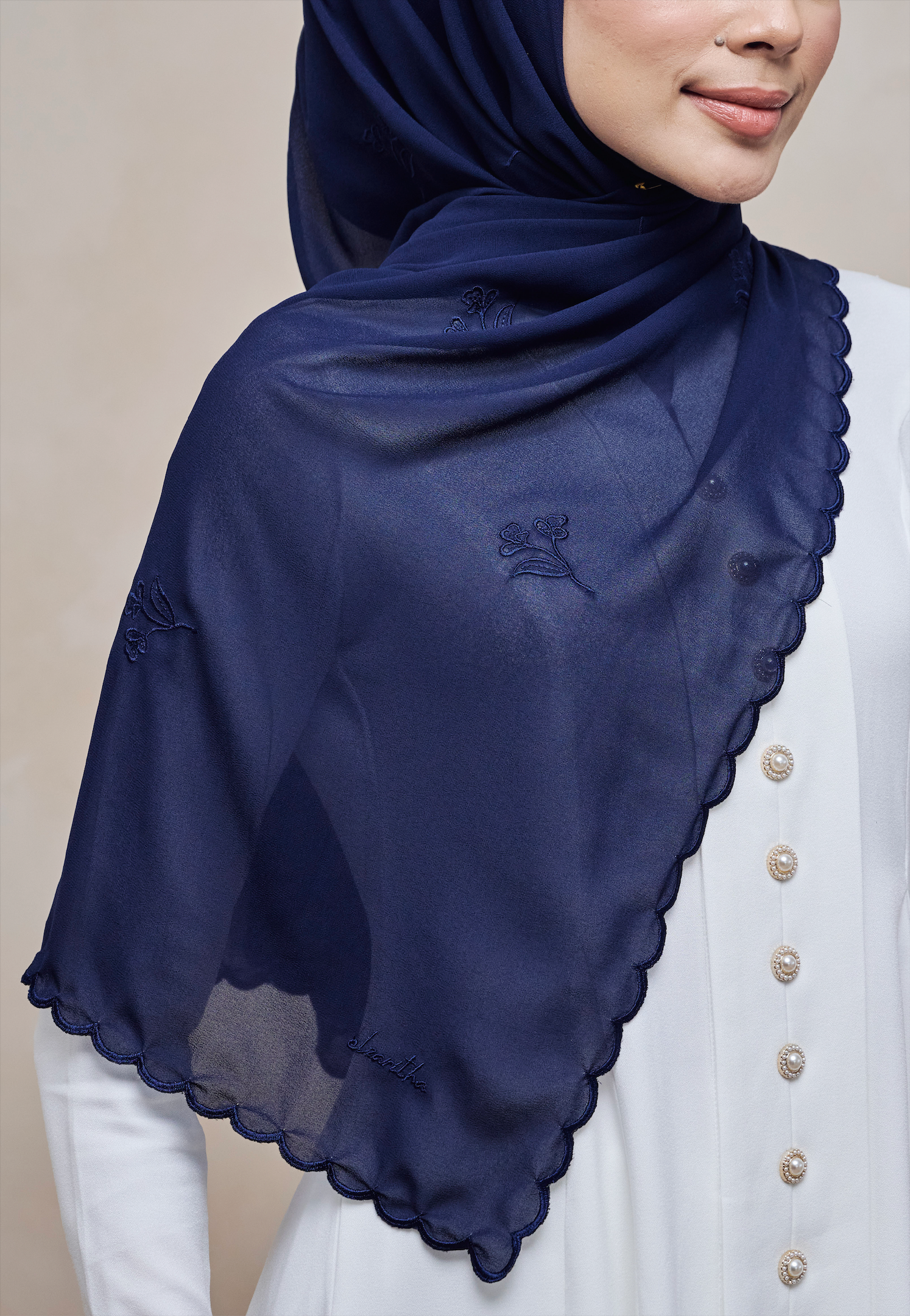 KUNTUM LOOSE SHAWL IN BIRU GELAP