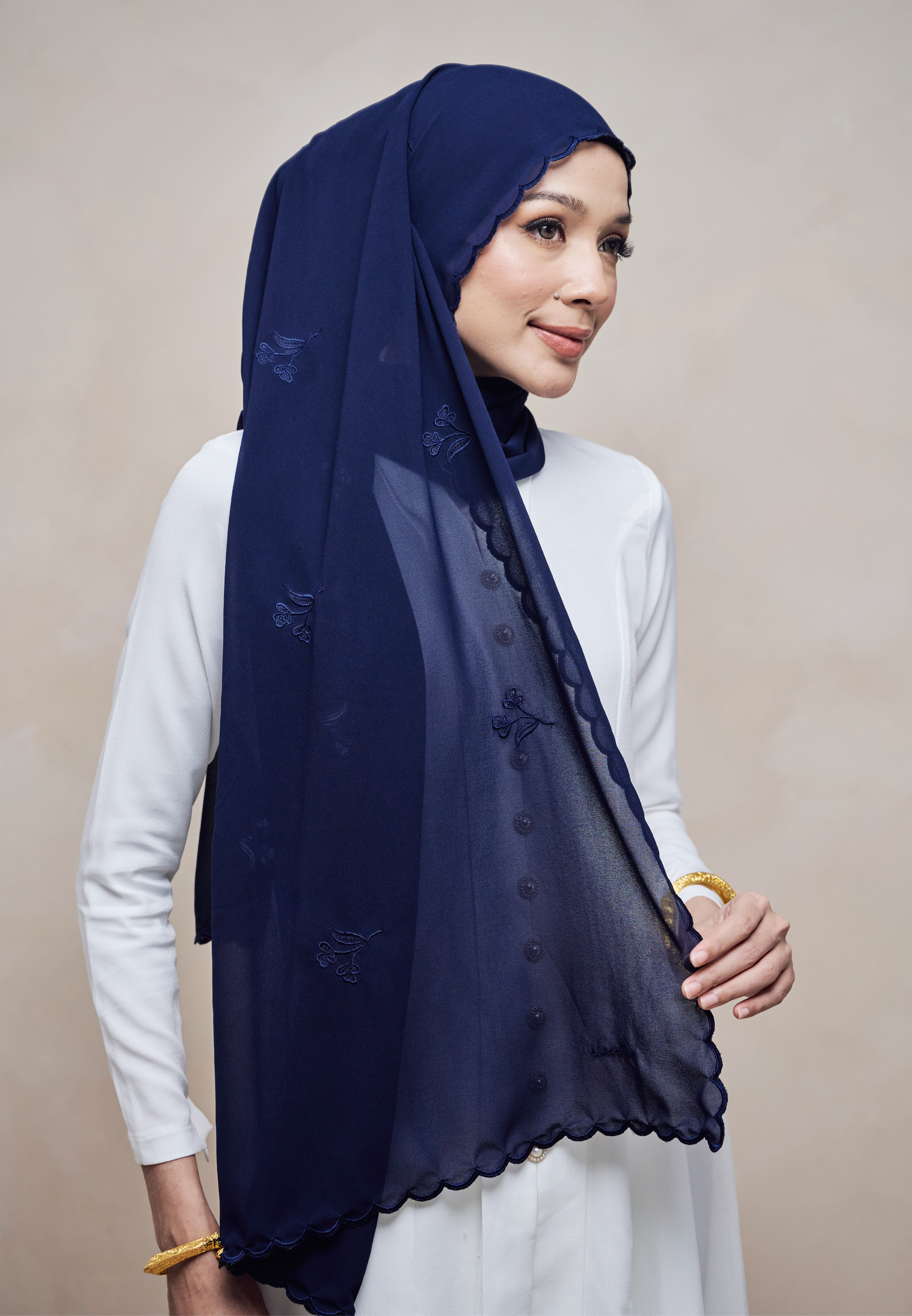 KUNTUM LOOSE SHAWL IN BIRU GELAP