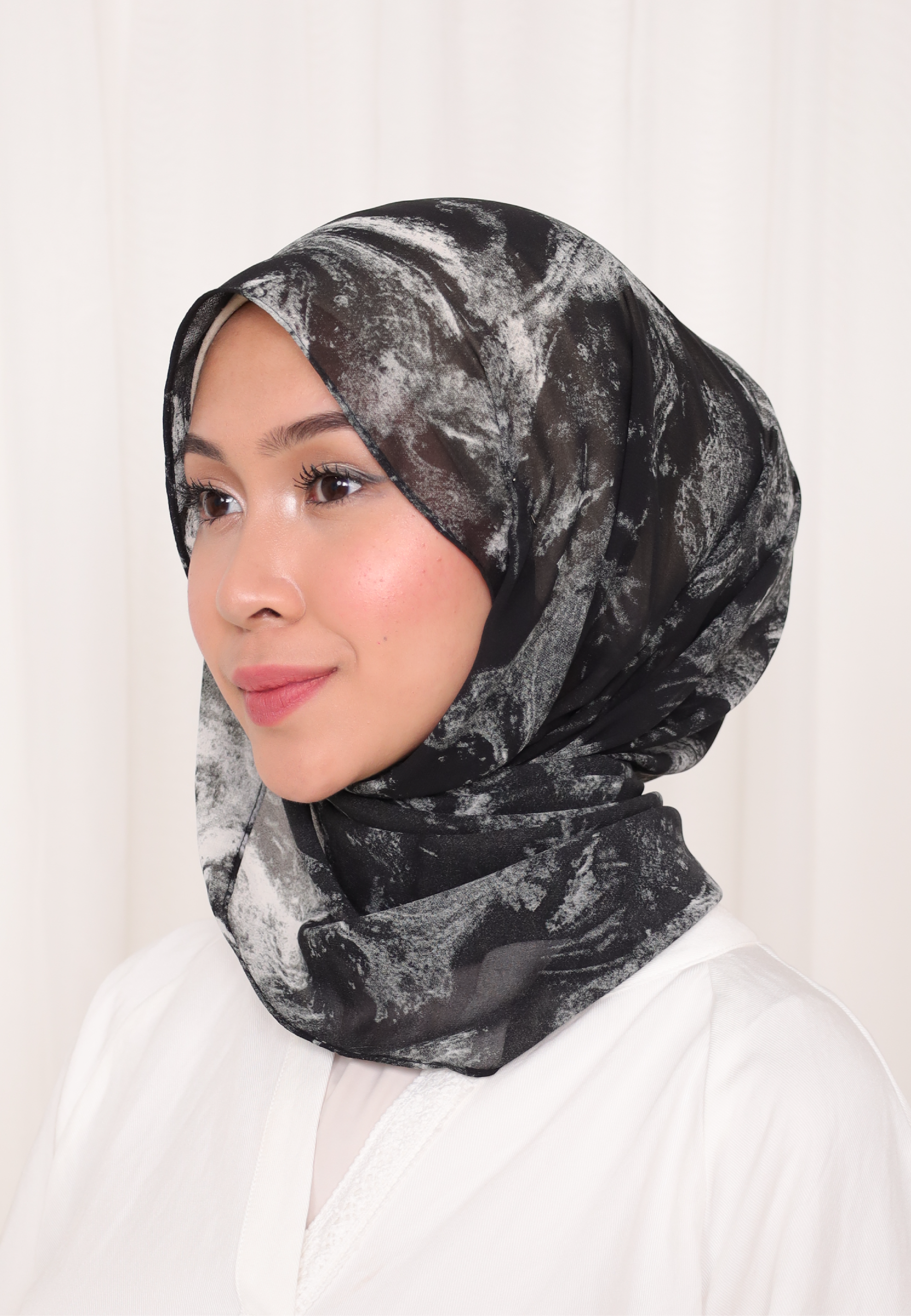BELIEVE PRINTED LOOSE SHAWL IN EENIE MEENIE