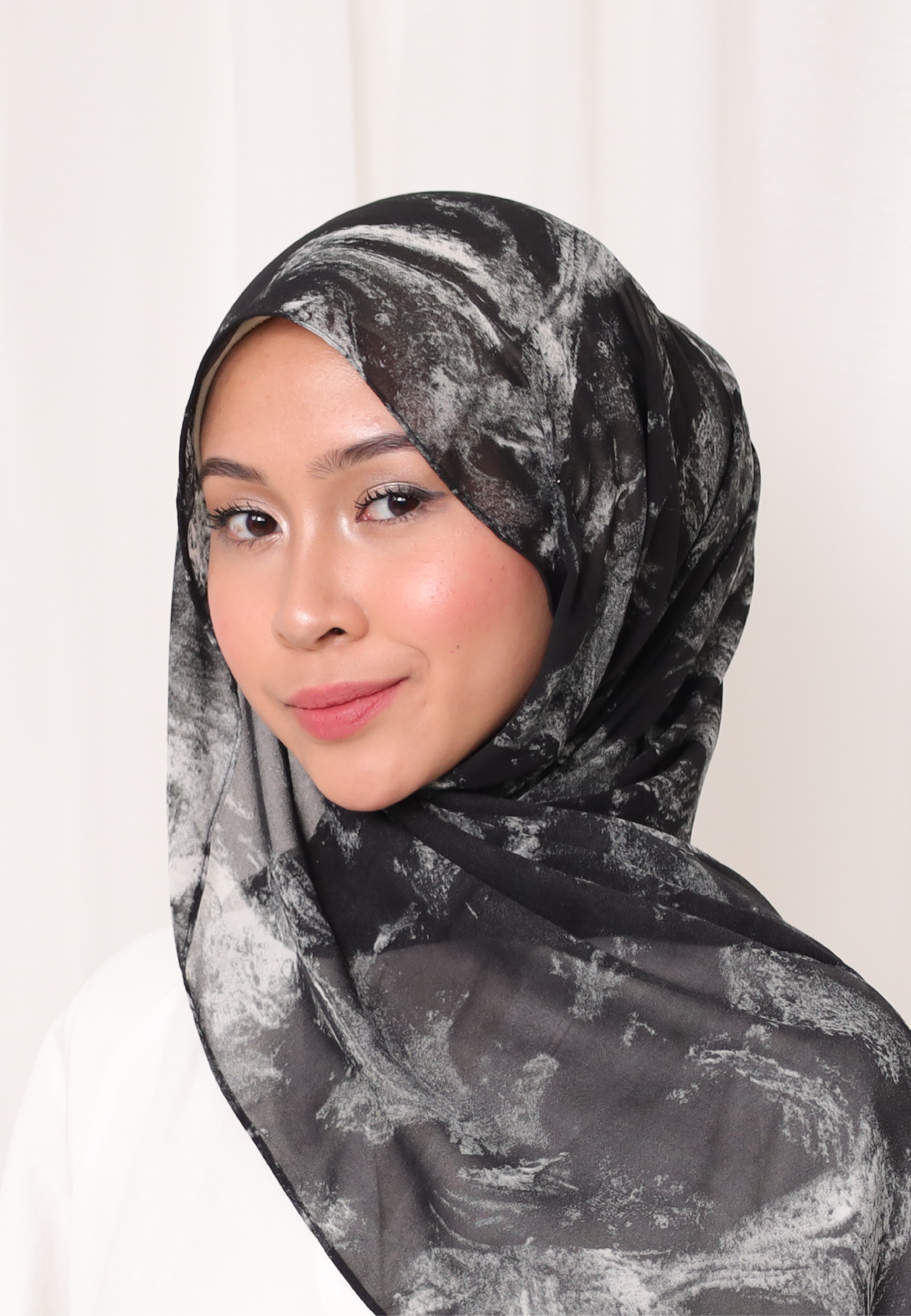 BELIEVE PRINTED LOOSE SHAWL IN EENIE MEENIE