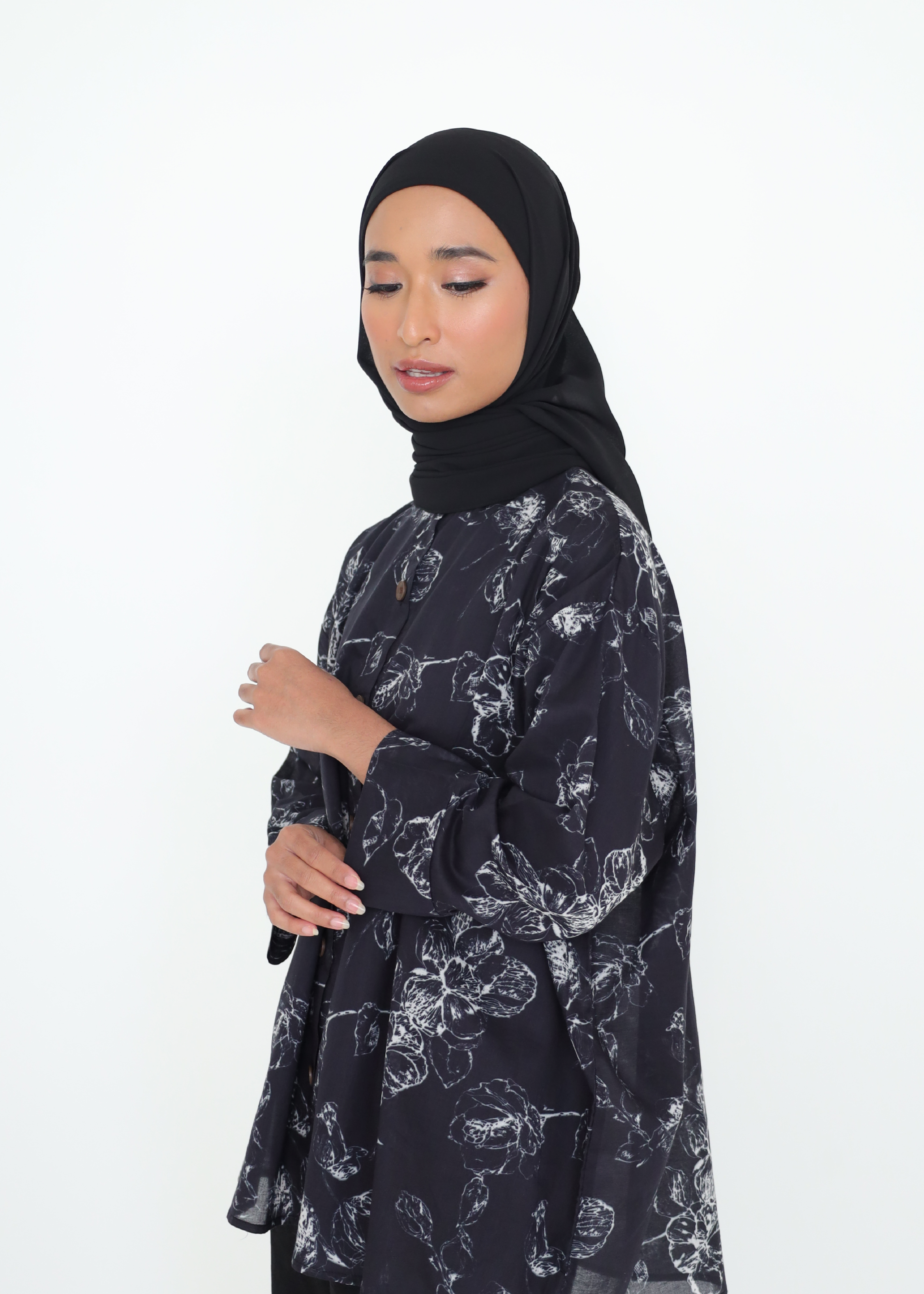 LAYANG SELESA TOP IN BLACK ROSE