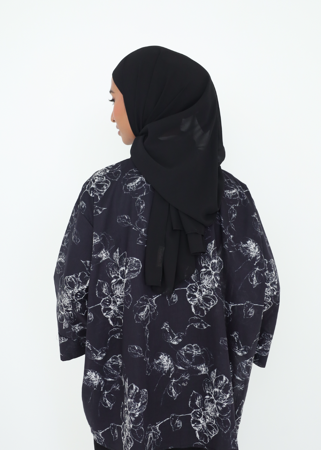 LAYANG SELESA TOP IN BLACK ROSE