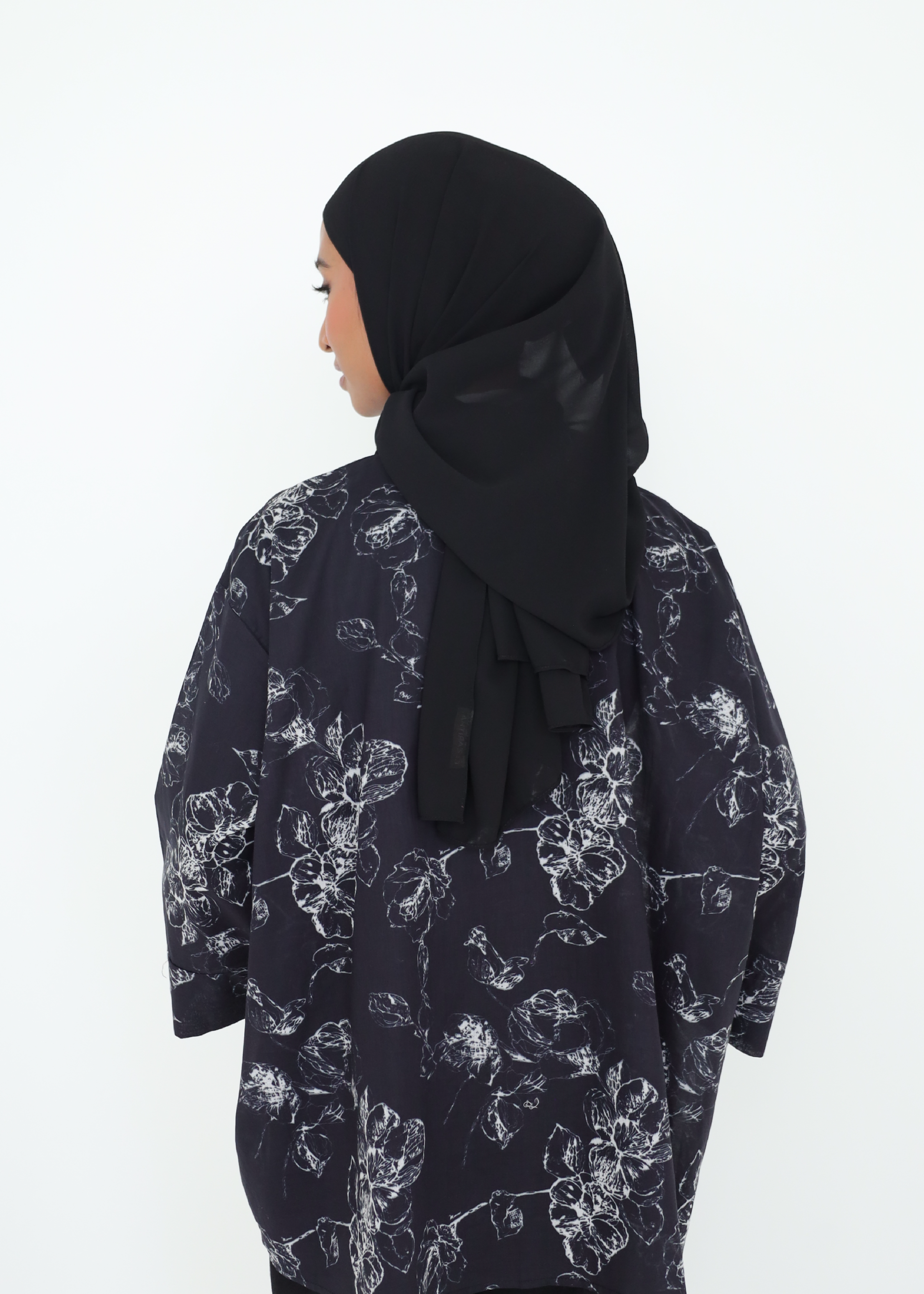 LAYANG SELESA TOP IN BLACK ROSE