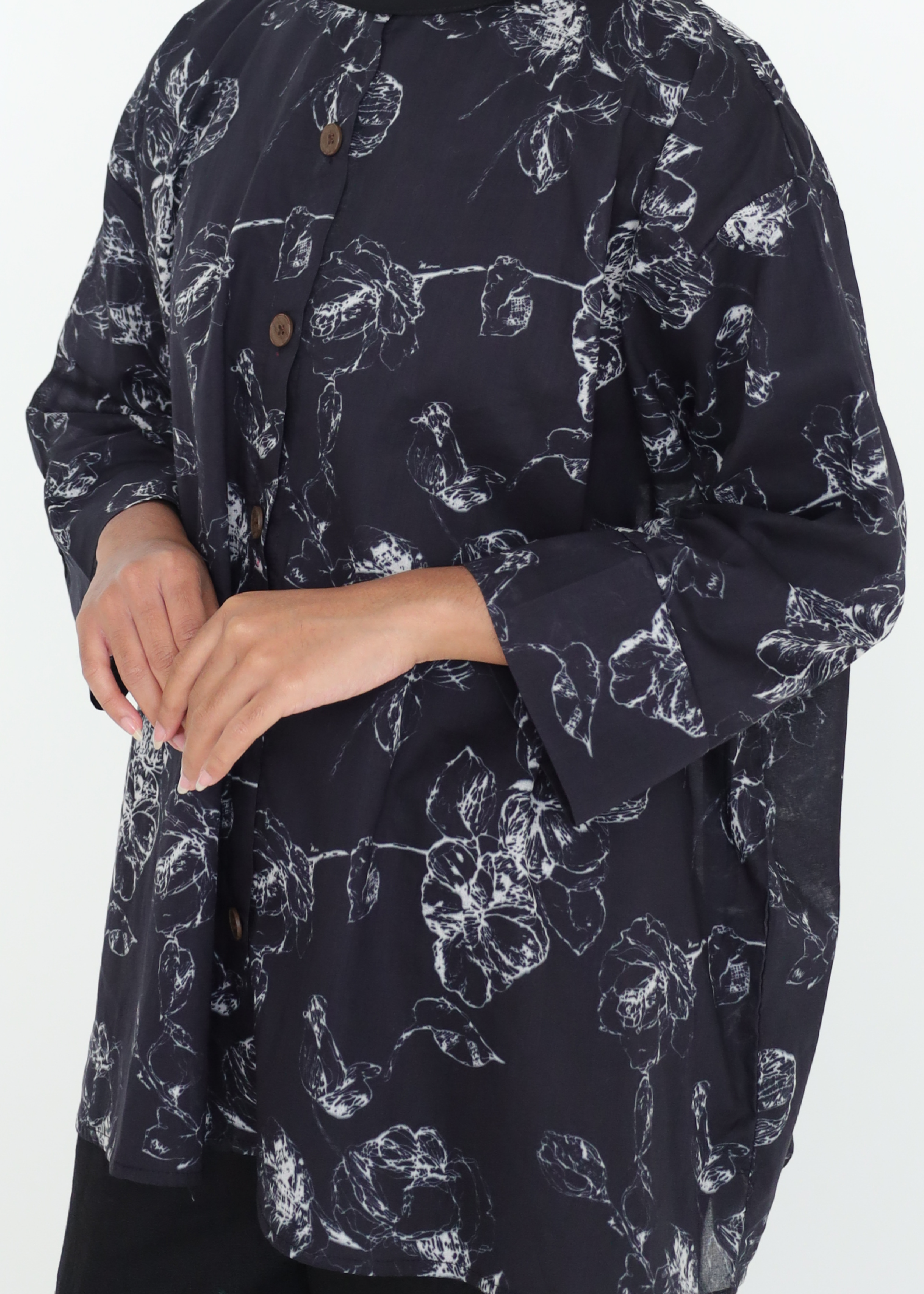LAYANG SELESA TOP IN BLACK ROSE