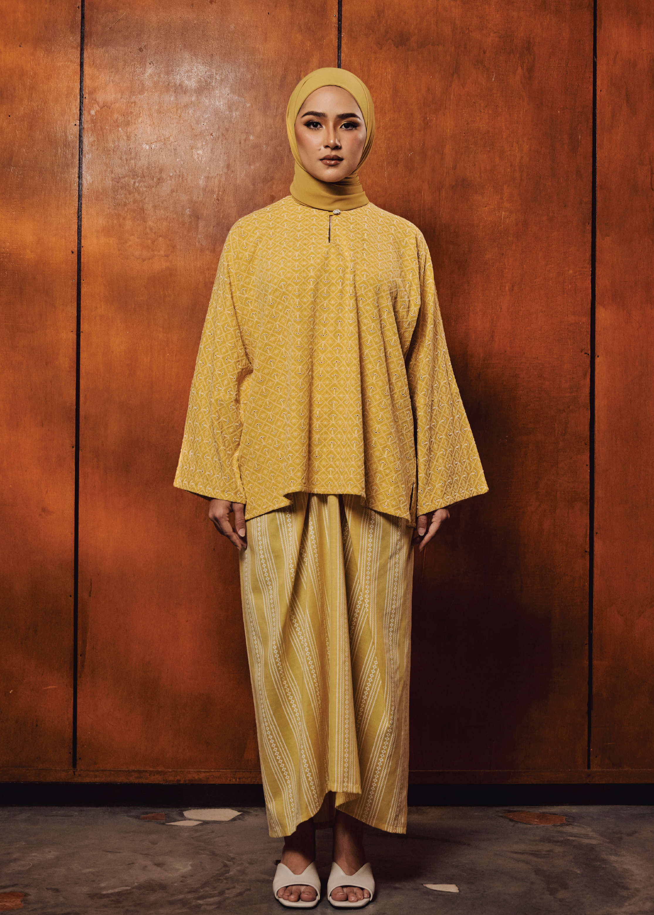 TERBIT TERANG: DINDA IN KUNING TUA