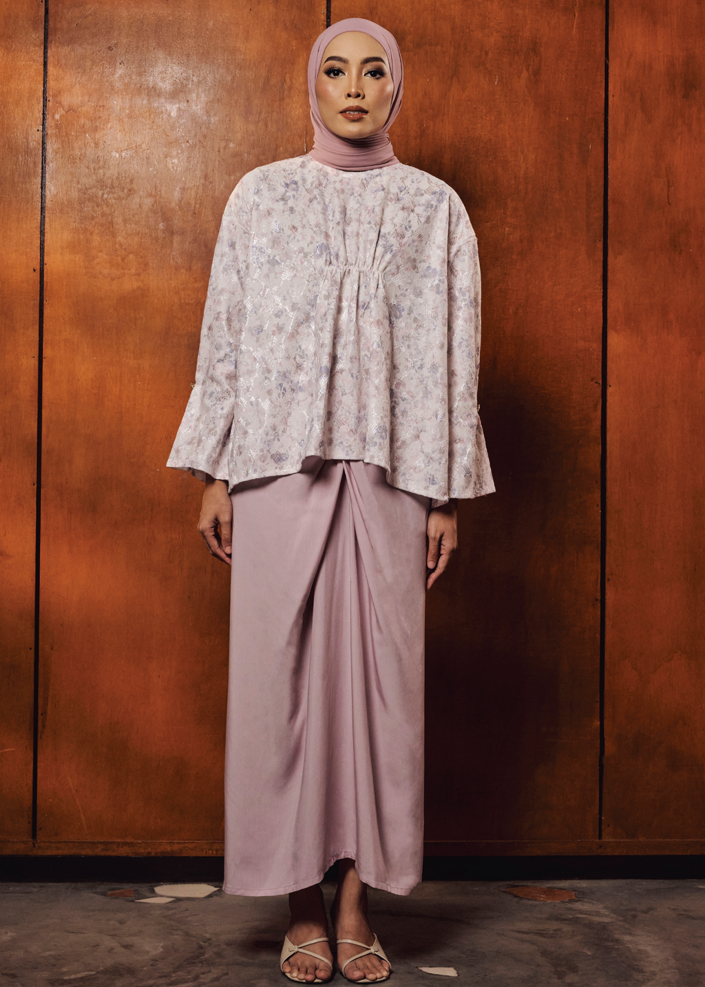 TERBIT TERANG: DEWI IN UNGU LEMBUT