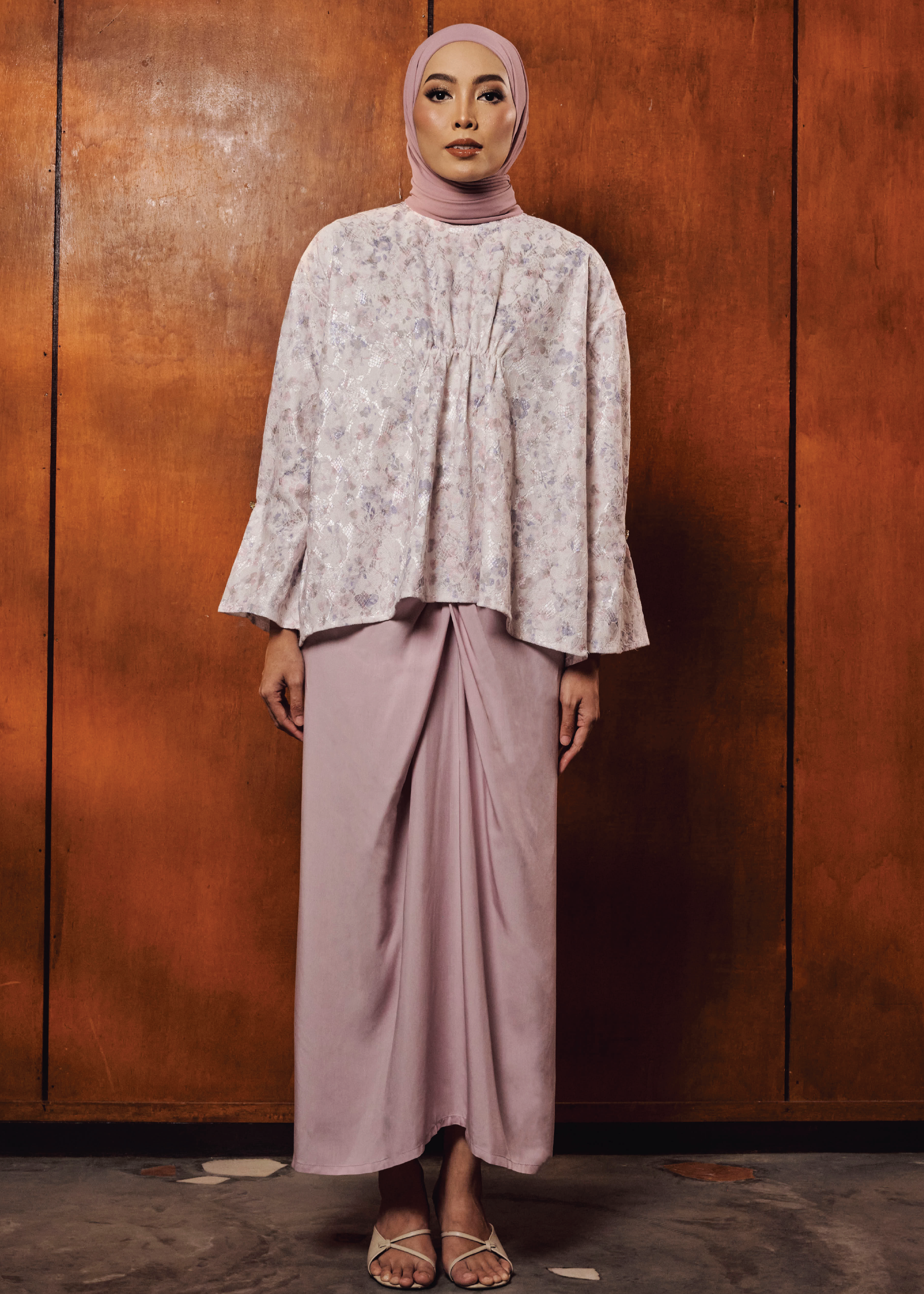 TERBIT TERANG: DEWI IN UNGU LEMBUT
