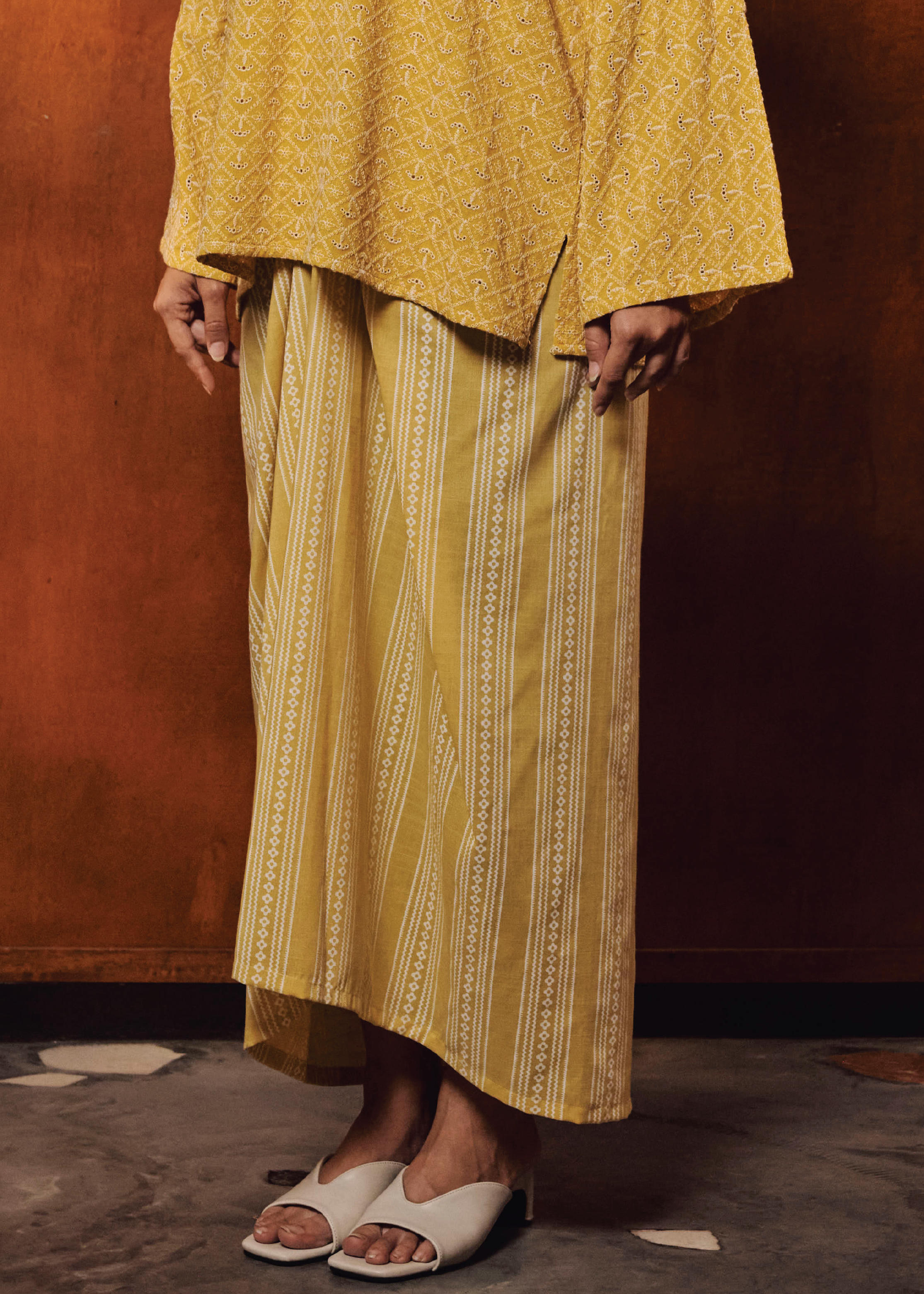 TERBIT TERANG: DINDA IN KUNING TUA