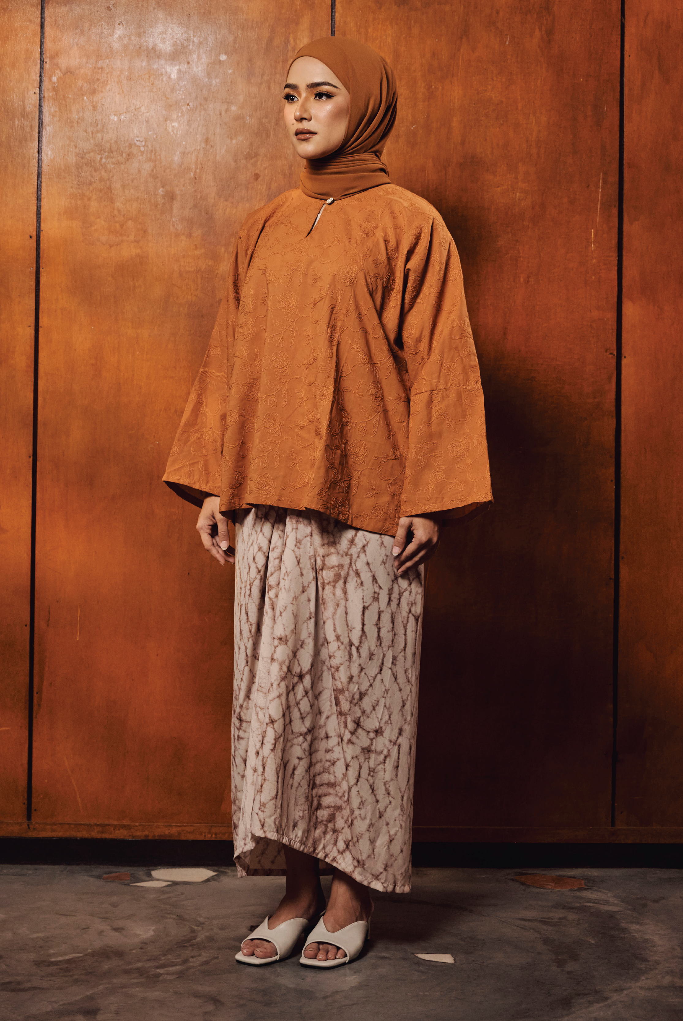 TERBIT TERANG: DINDA IN PERANG BATA (TOP)