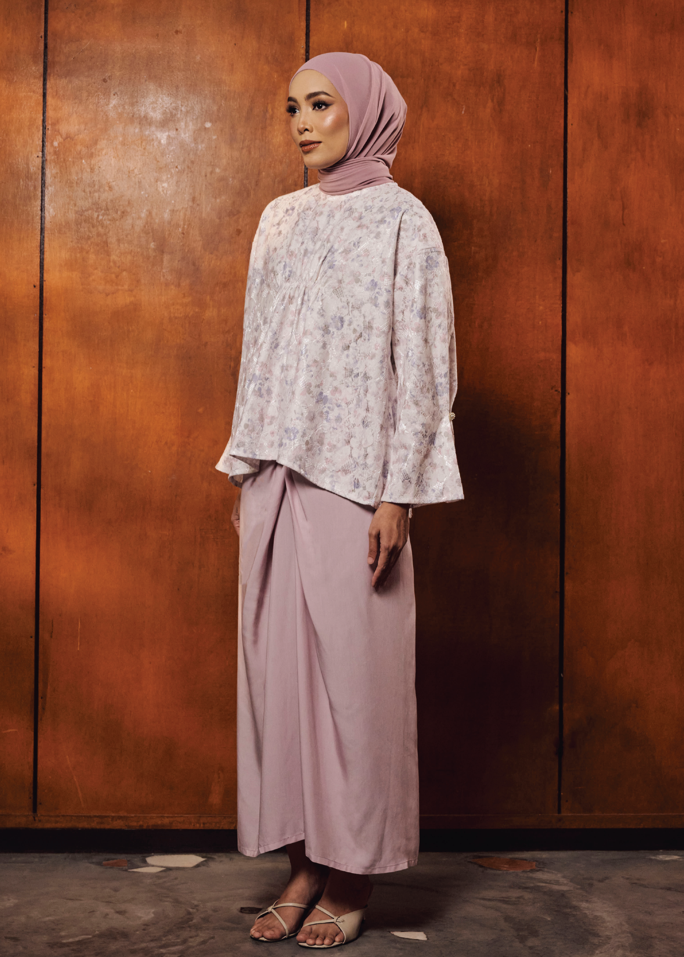 TERBIT TERANG: DEWI IN UNGU LEMBUT
