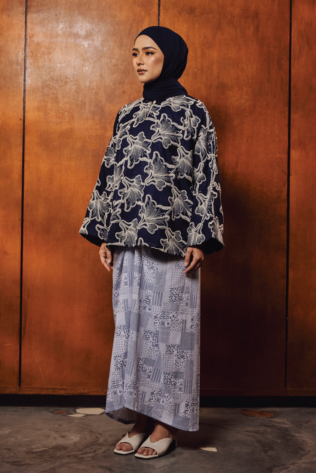 TERBIT TERANG: JUWITA IN BIRU GELAP (TOP)