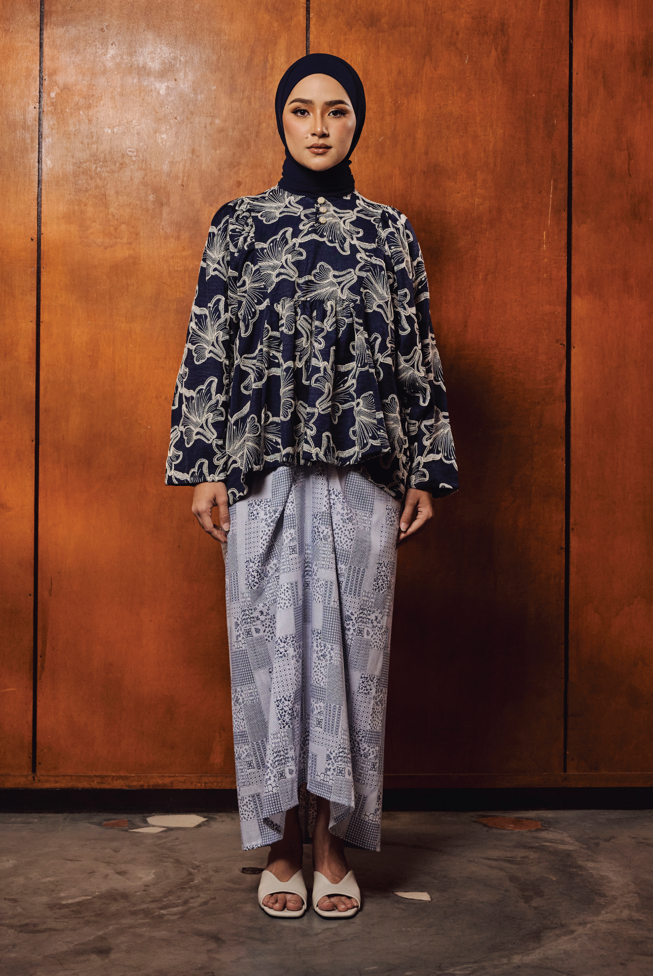 TERBIT TERANG: JUWITA IN BIRU GELAP (TOP)