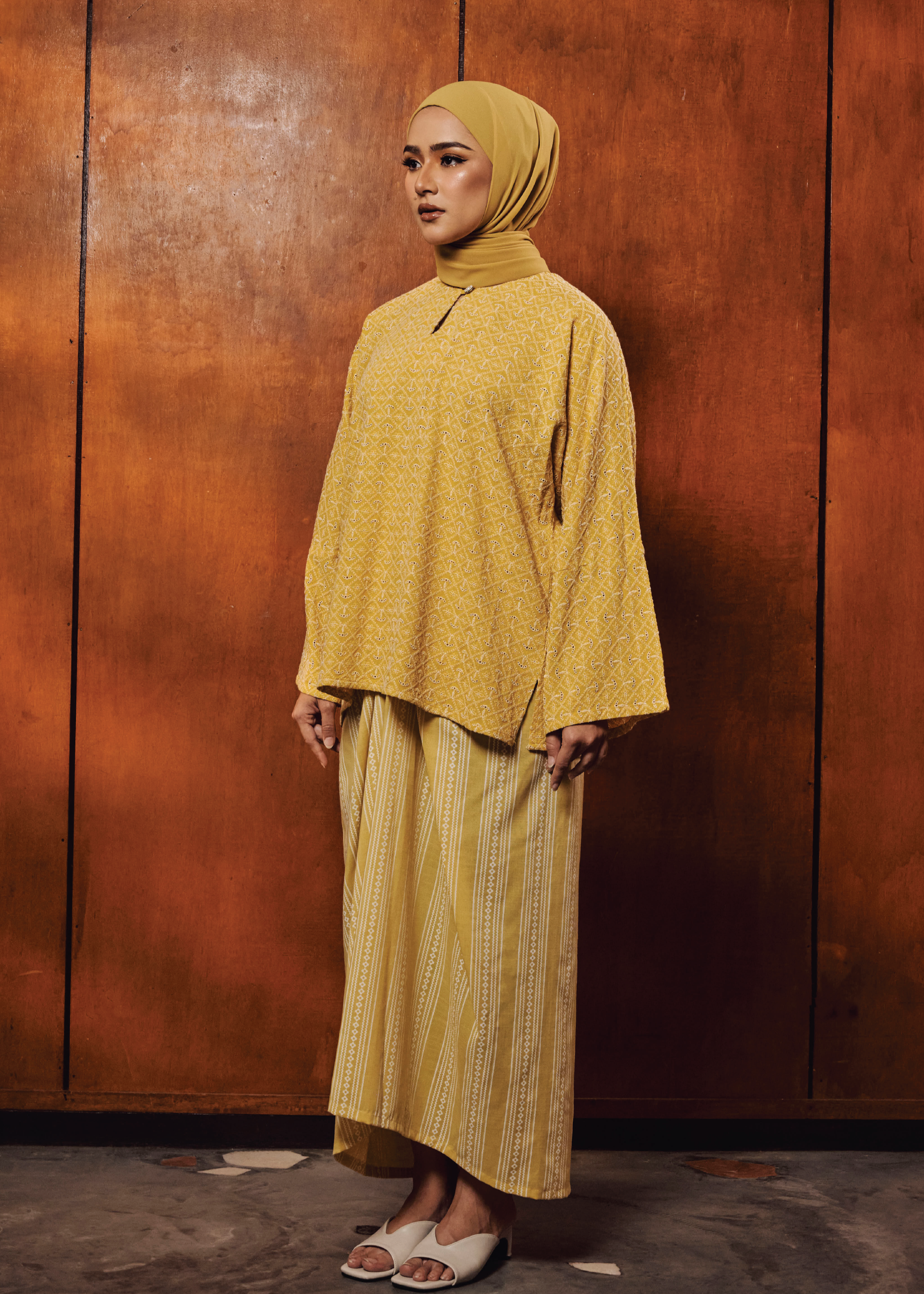 TERBIT TERANG: DINDA IN KUNING TUA