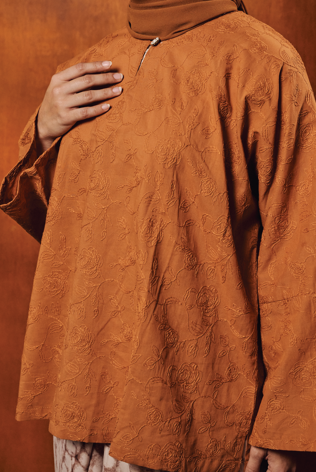 TERBIT TERANG: DINDA IN PERANG BATA (TOP)