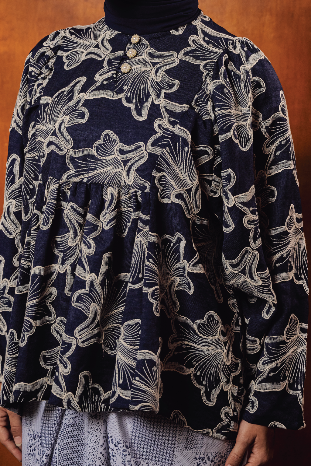 TERBIT TERANG: JUWITA IN BIRU GELAP (TOP)