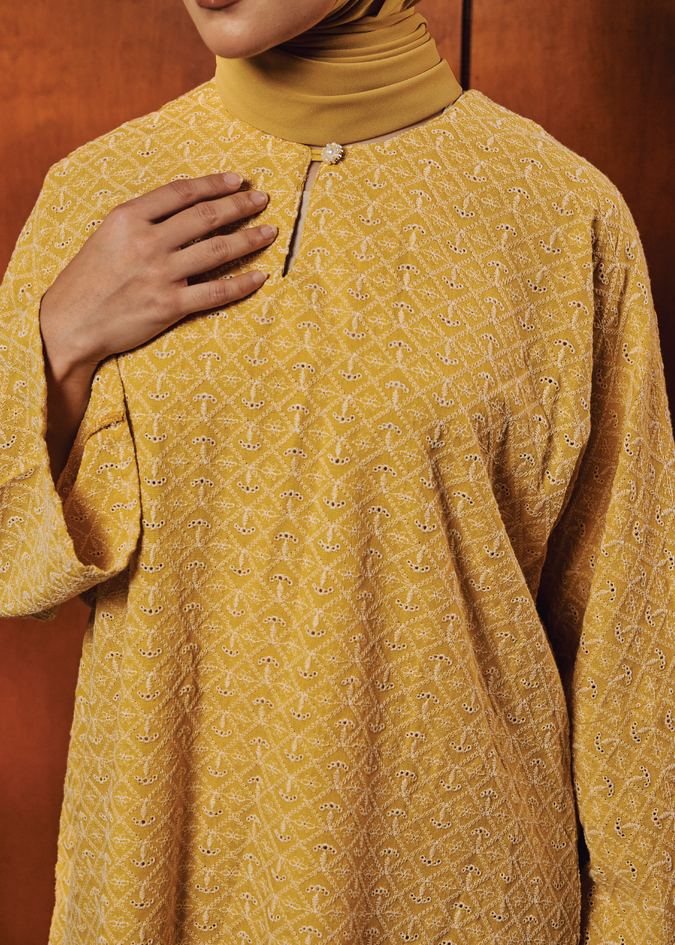 TERBIT TERANG: DINDA IN KUNING TUA