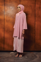 TERBIT TERANG: RATNA IN MERAH JAMBU