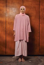 TERBIT TERANG: RATNA IN MERAH JAMBU