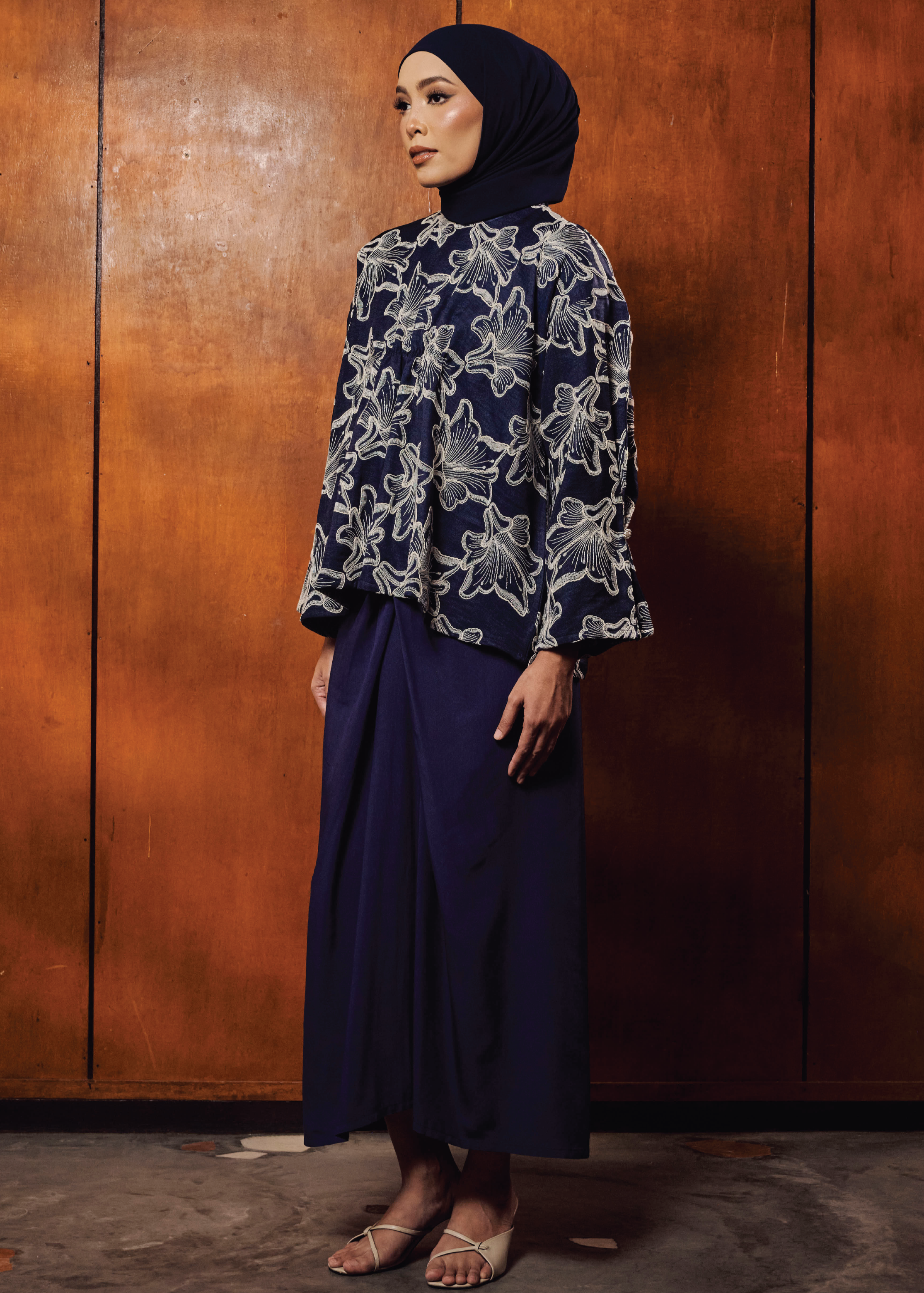 TERBIT TERANG: DEWI IN BIRU GELAP