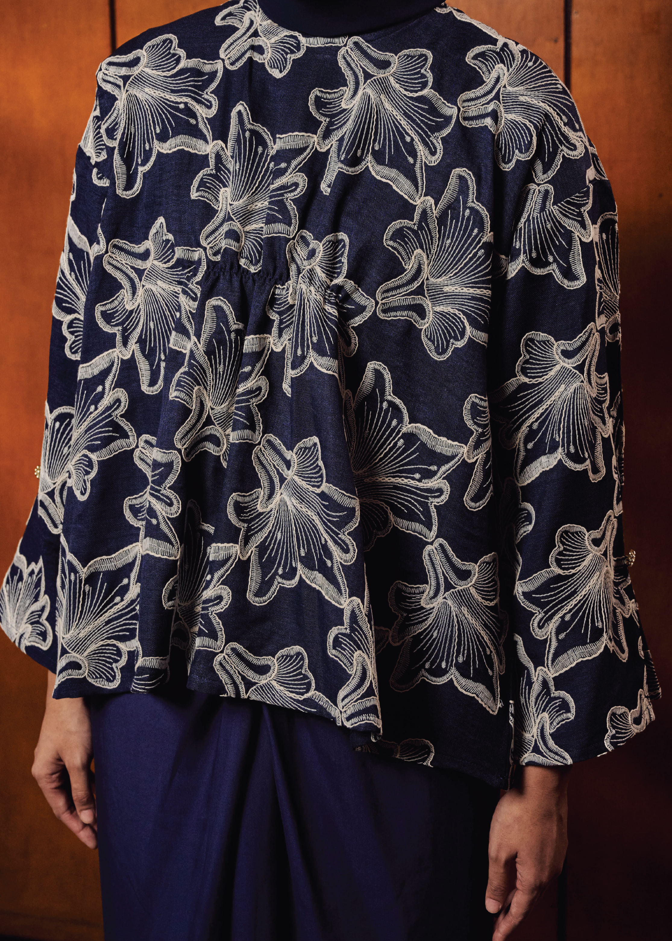 TERBIT TERANG: DEWI IN BIRU GELAP