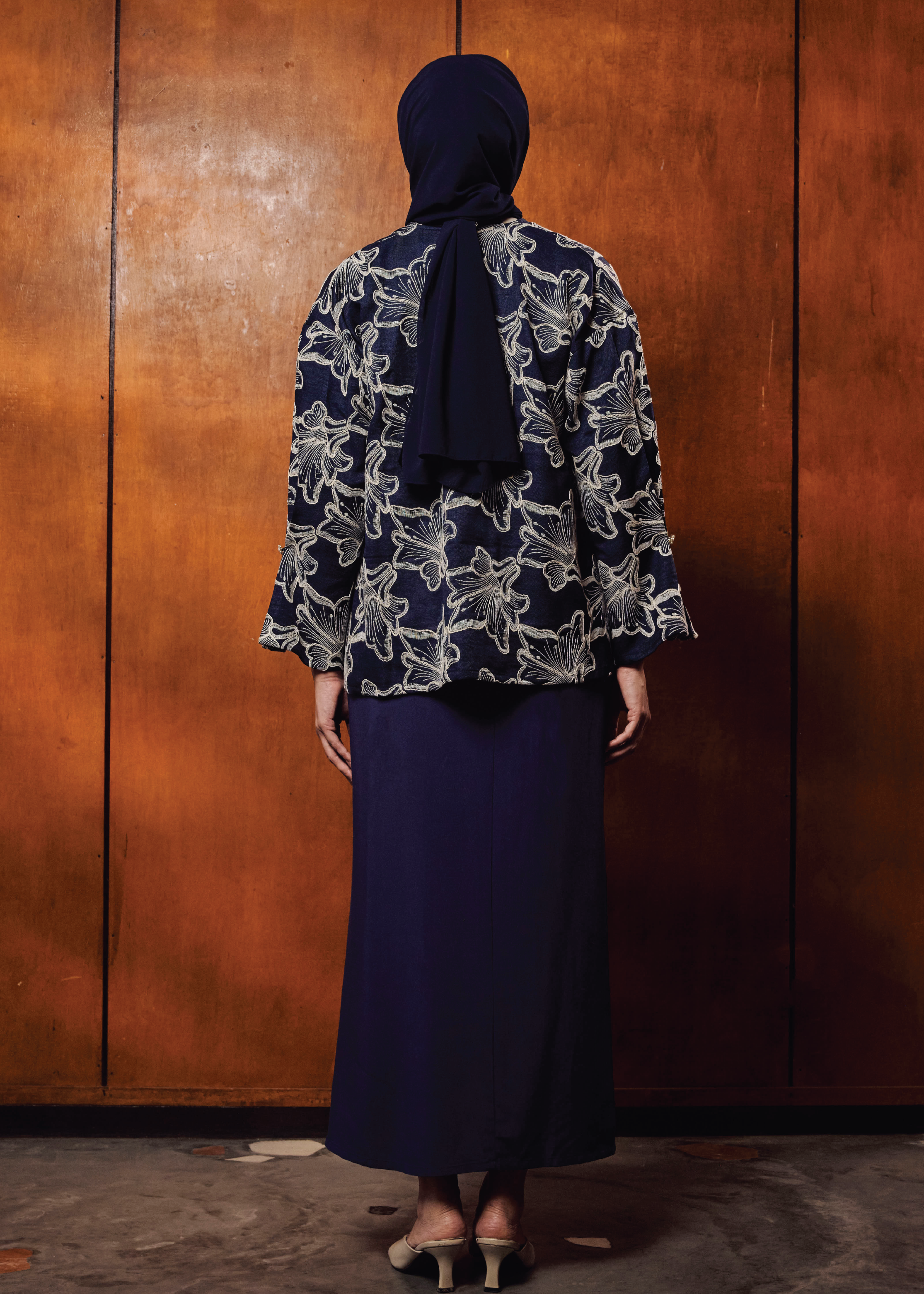 TERBIT TERANG: DEWI IN BIRU GELAP
