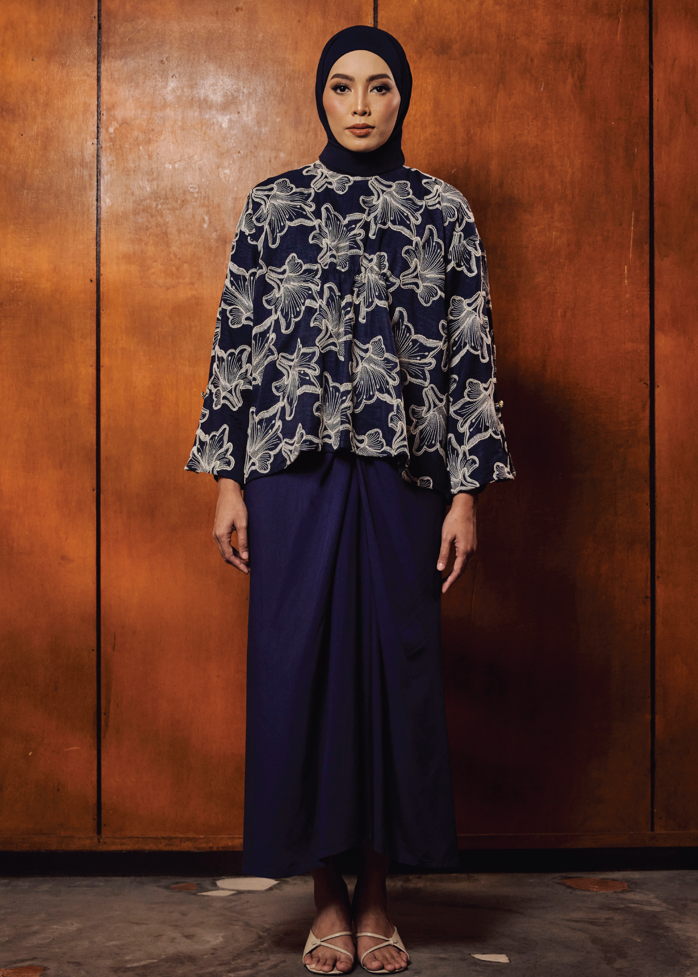 TERBIT TERANG: DEWI IN BIRU GELAP