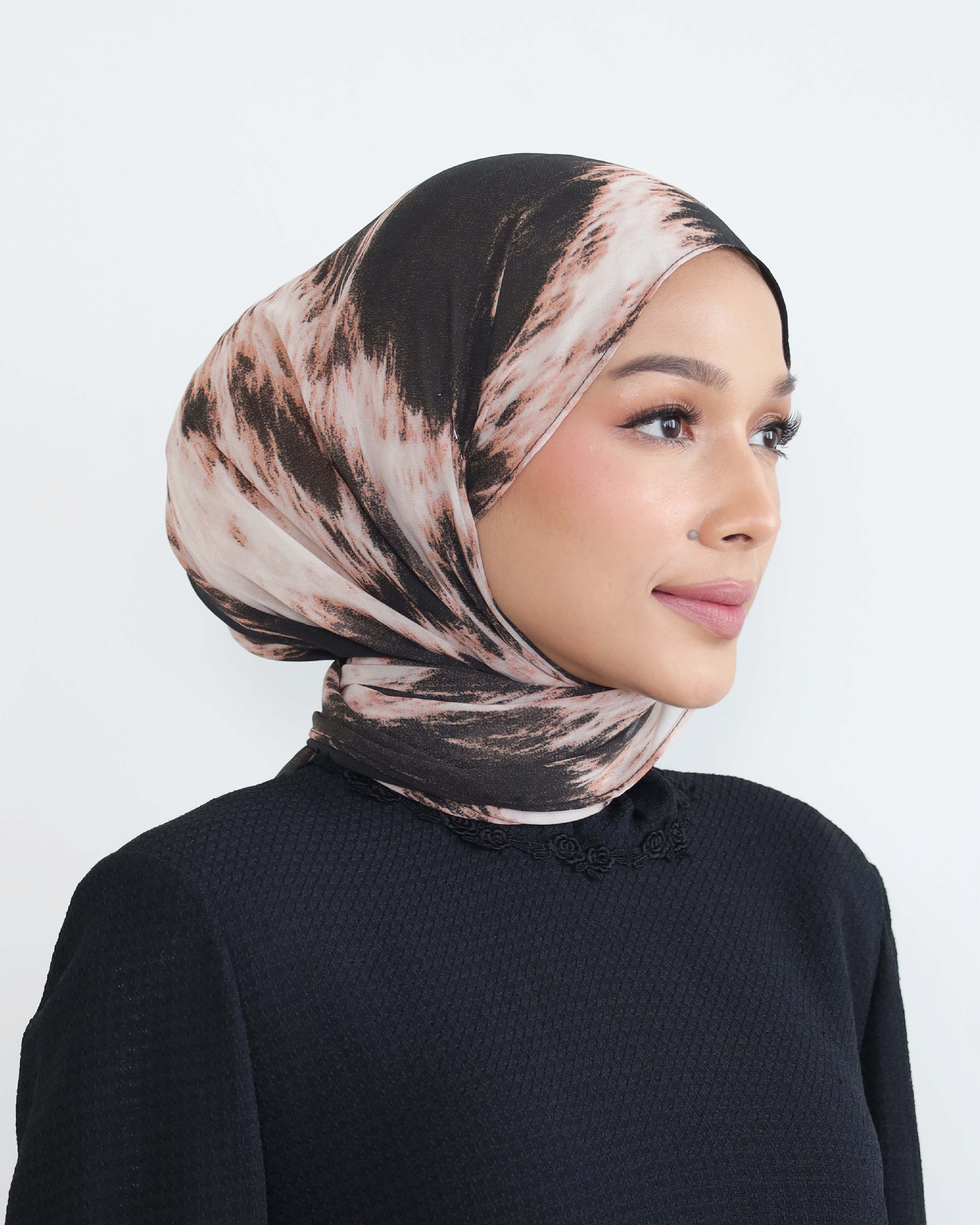 (NO INNER) ANIMARA PRINTED SHAWL IN SABLE