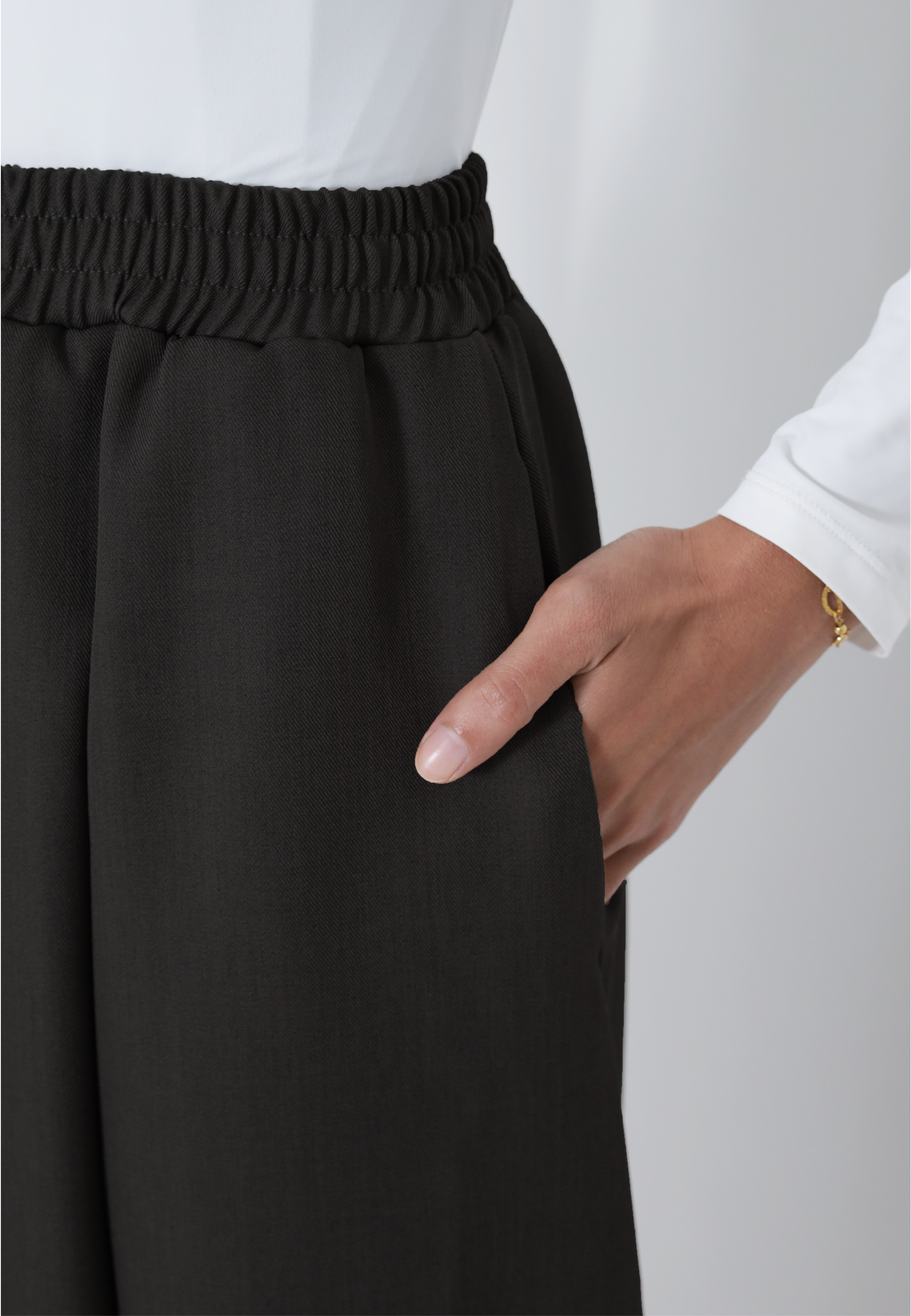 CORE CASUAL SKIRT IN ONYX BLACK